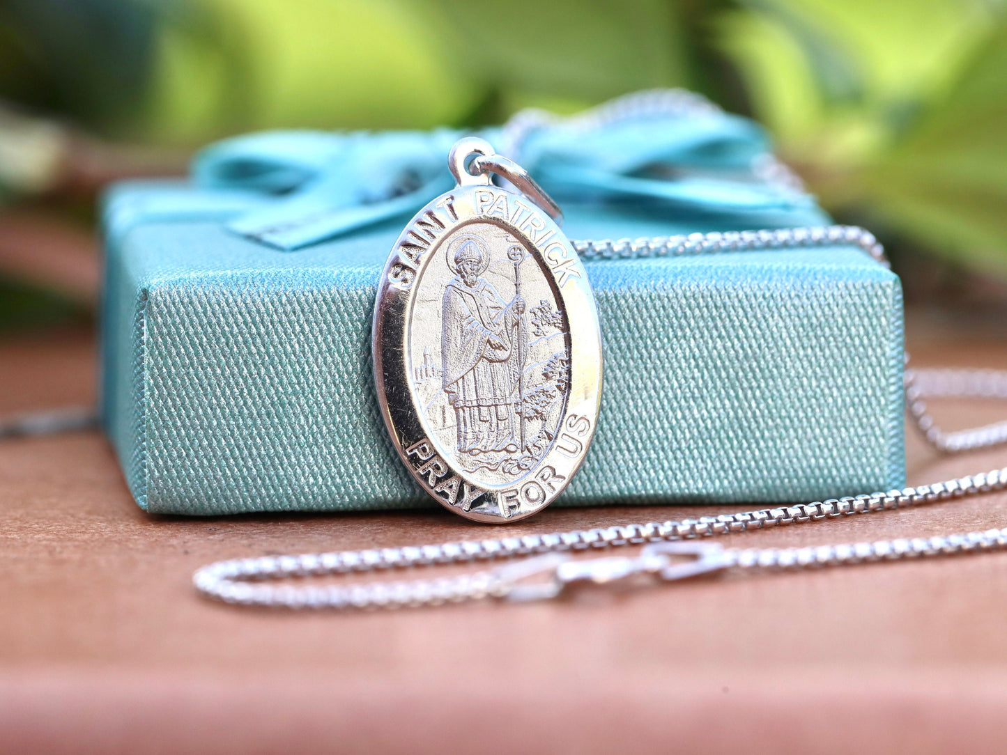 Medalla ovalada de plata de ley de San Patricio con baño de rodio - Colgante católico de tamaño mediano,