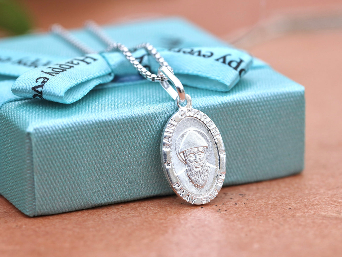 Medalla en miniatura de San Charbel - Plata de ley chapada en rodio - Forma ovalada, 16x11 mm