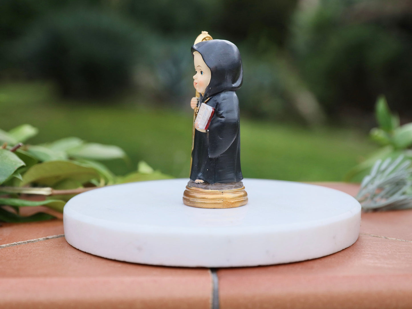 Estatua en miniatura de San Benito -Figura de resina de 9 cm para colección de bebés infantiles, regalo perfecto de cumpleaños, Navidad o comunión