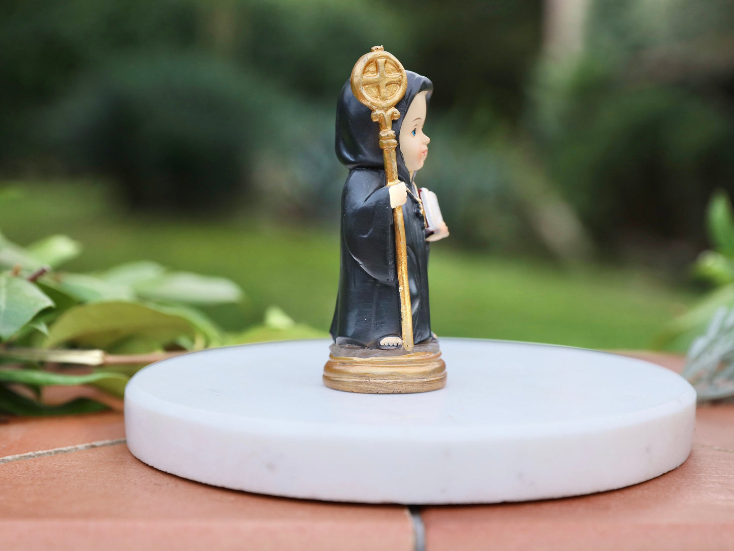 Estatua en miniatura de San Benito -Figura de resina de 9 cm para colección de bebés infantiles, regalo perfecto de cumpleaños, Navidad o comunión