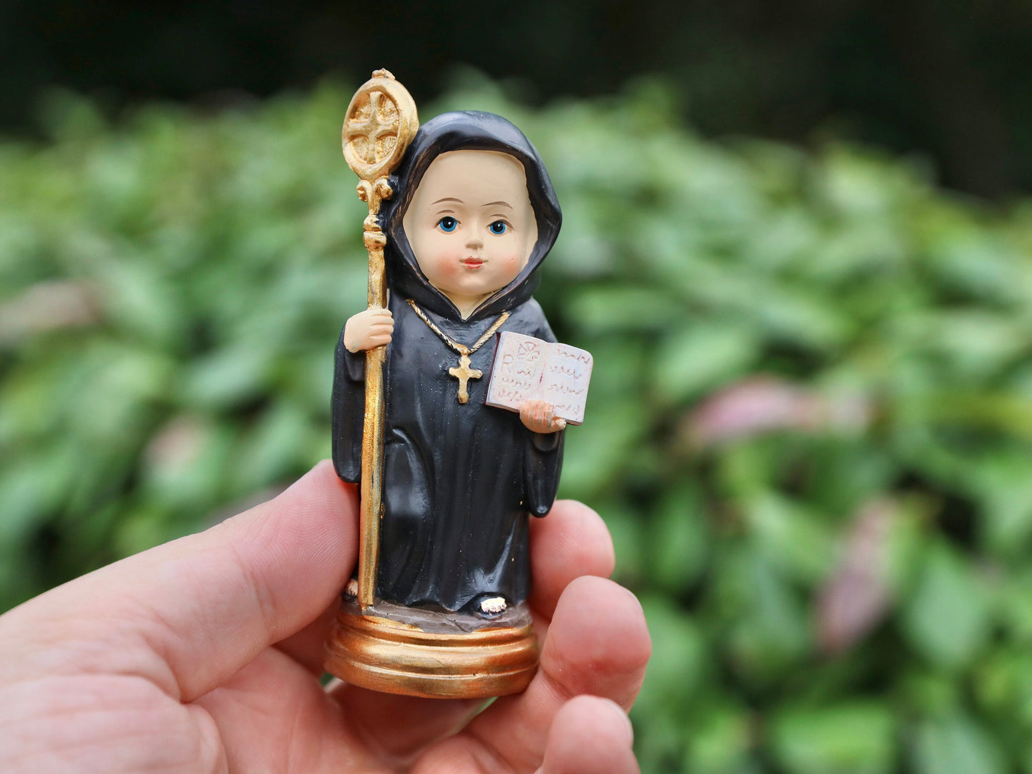 Estatua en miniatura de San Benito -Figura de resina de 9 cm para colección de bebés infantiles, regalo perfecto de cumpleaños, Navidad o comunión