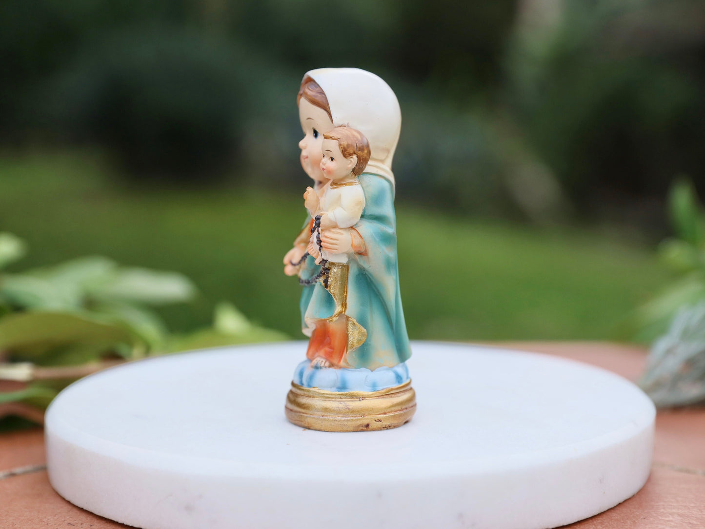 Estatua en miniatura pintada al óleo de Nuestra Señora del Rosario | Perfecto para niños católicos y coleccionistas | Tamaño 9 cm Virgen María con el Niño Jesús
