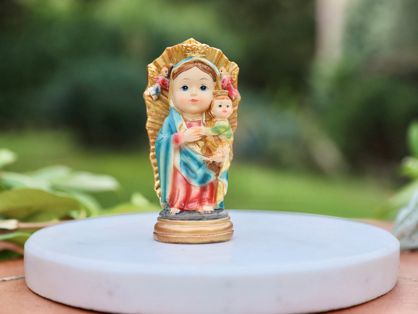Estatua Religiosa Minimalista - Nuestra Señora del PERPETUO Socorro con el Niño Jesús - Pintada a mano - 9 cm - Altar Católico del Hogar