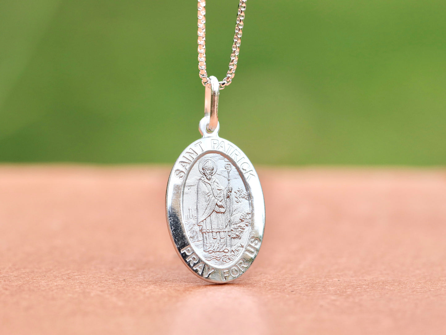 Medalla ovalada de plata de ley de San Patricio con baño de rodio - Colgante católico de tamaño mediano,