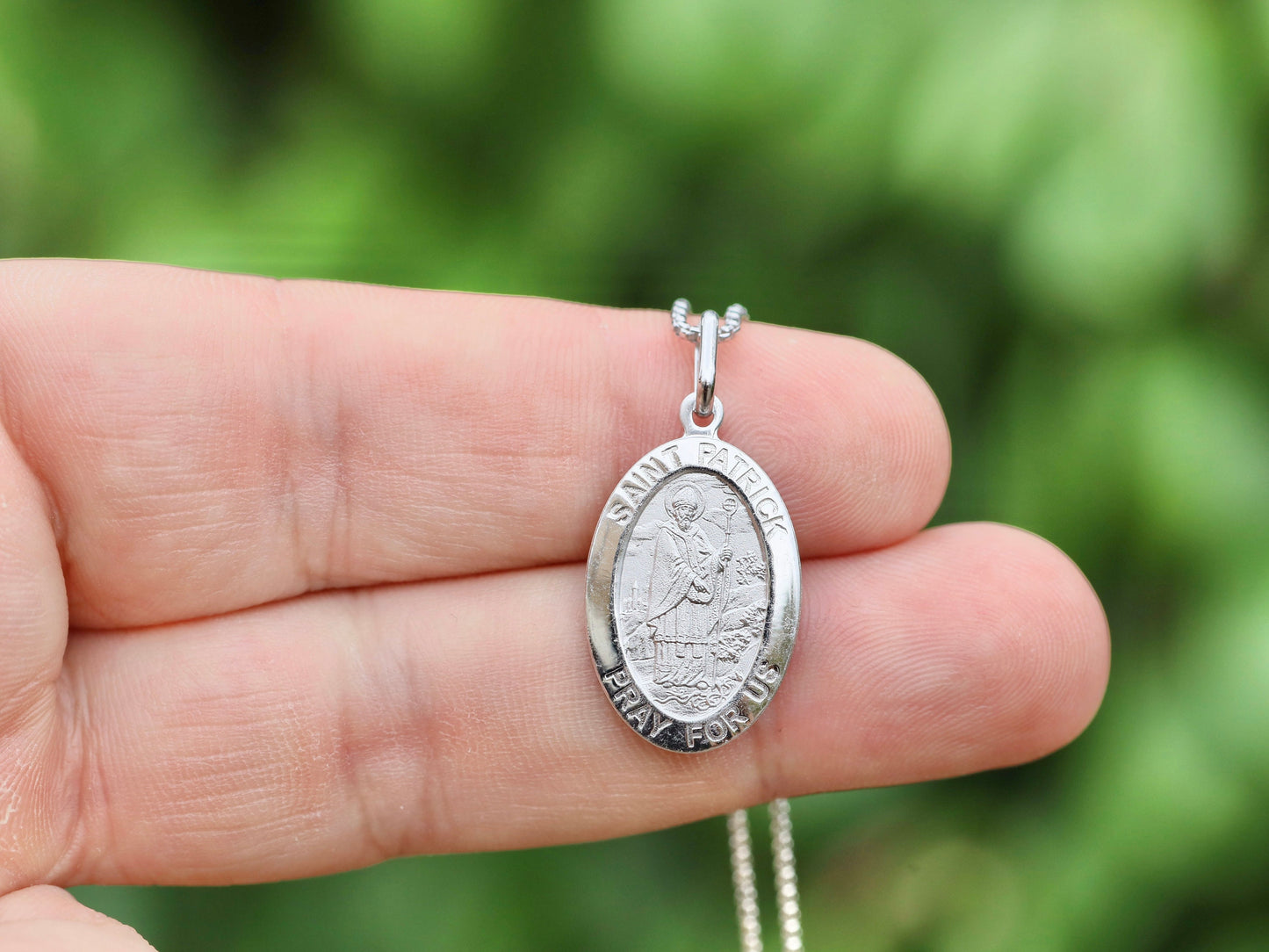 Medalla ovalada de plata de ley de San Patricio con baño de rodio - Colgante católico de tamaño mediano,