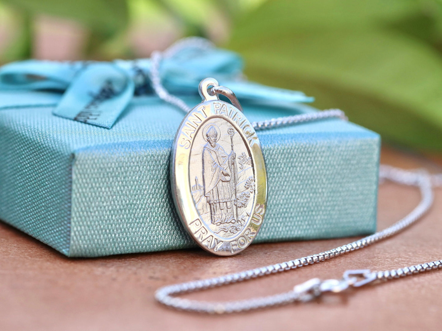 Medalla ovalada de plata de ley de San Patricio con baño de rodio - Colgante católico de tamaño mediano,