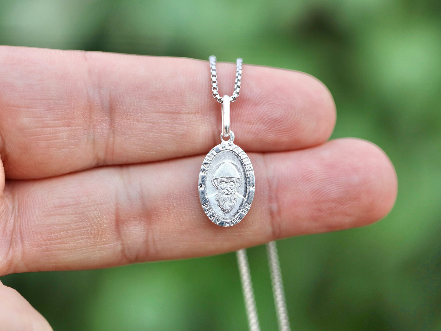 Medalla en miniatura de San Charbel - Plata de ley chapada en rodio - Forma ovalada, 16x11 mm