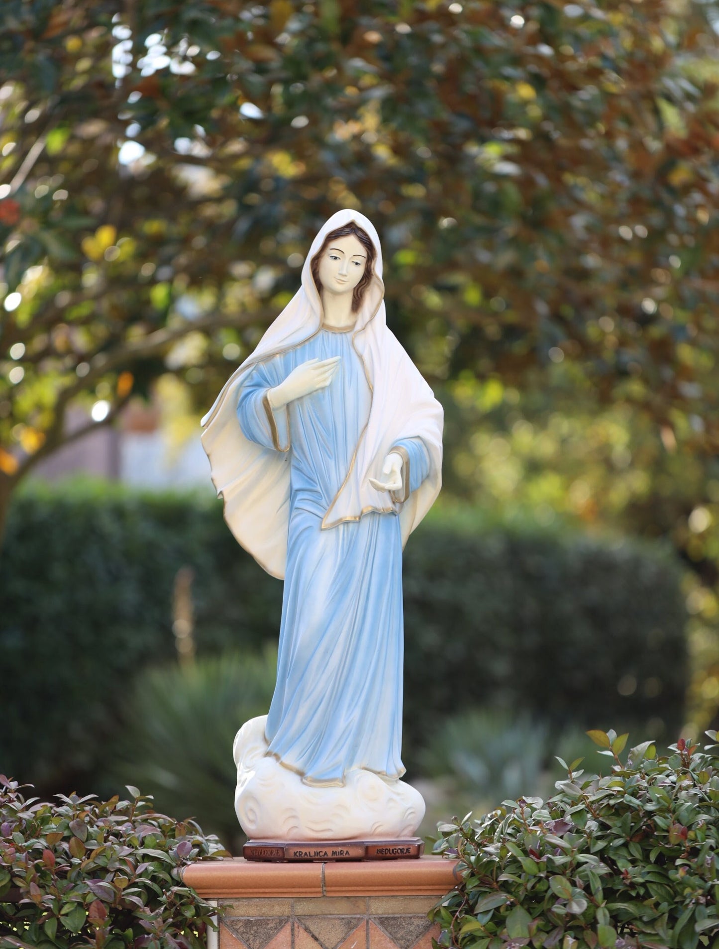 Estatua de Medjugorje de 90 cm, escultura de Nuestra Señora Reina de la Paz, estatua de polvo de mármol de Medjugorje, estatua de la Virgen Azul, estatua de Nuestra Señora de 35 pulgadas