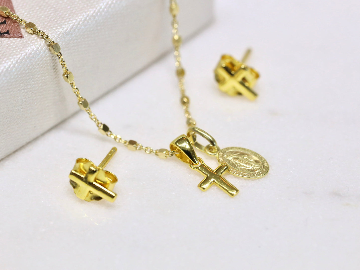 Minimalistisches vergoldetes Schmuckset – Mini-Kreuz-Anhänger, Miraculous-Medaille und Kreuz-Ohrringe – katholisches Set aus Sterlingsilber 925 in Petite-Größe