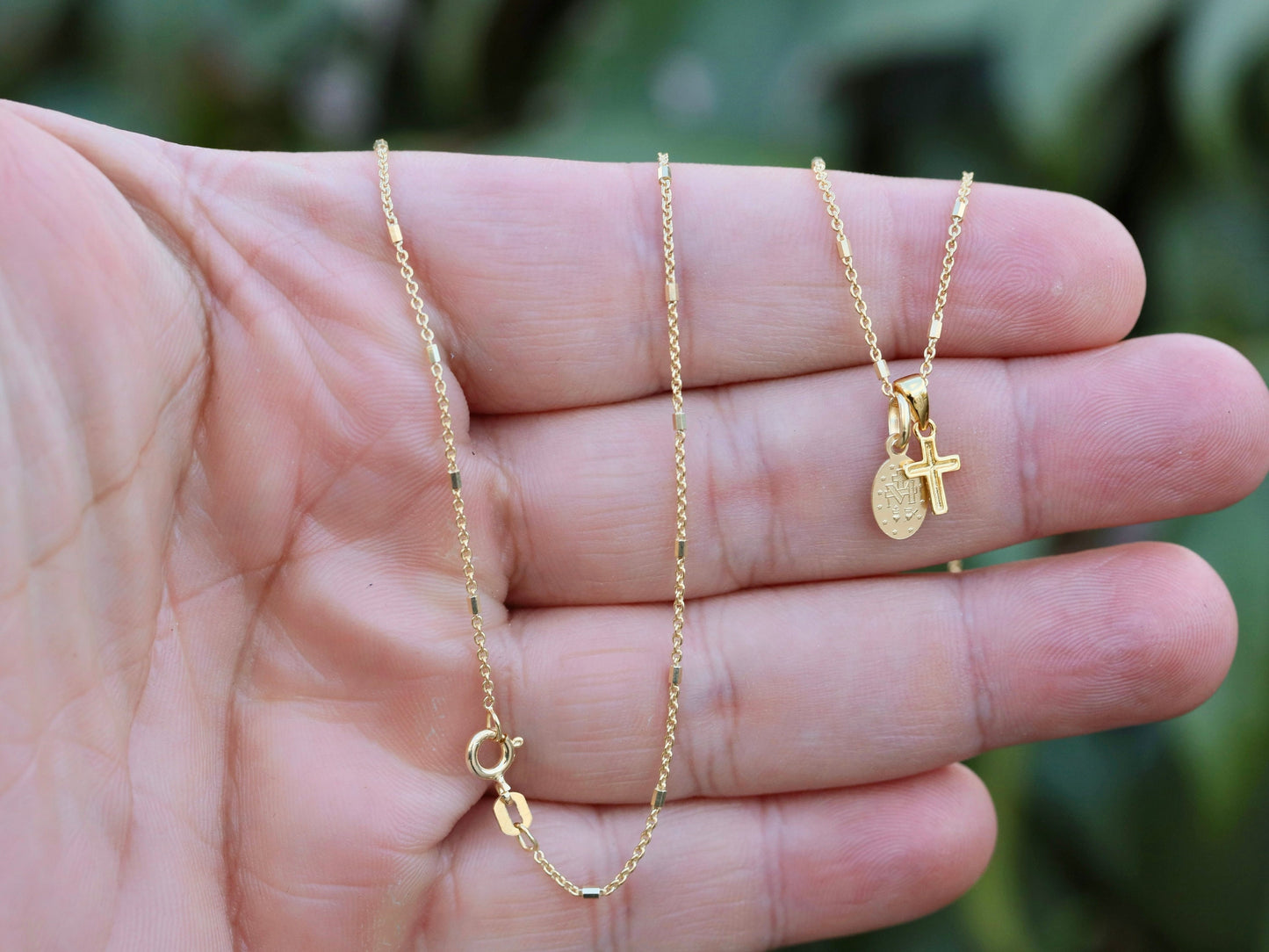 Minimalistisches vergoldetes Schmuckset – Mini-Kreuz-Anhänger, Miraculous-Medaille und Kreuz-Ohrringe – katholisches Set aus Sterlingsilber 925 in Petite-Größe
