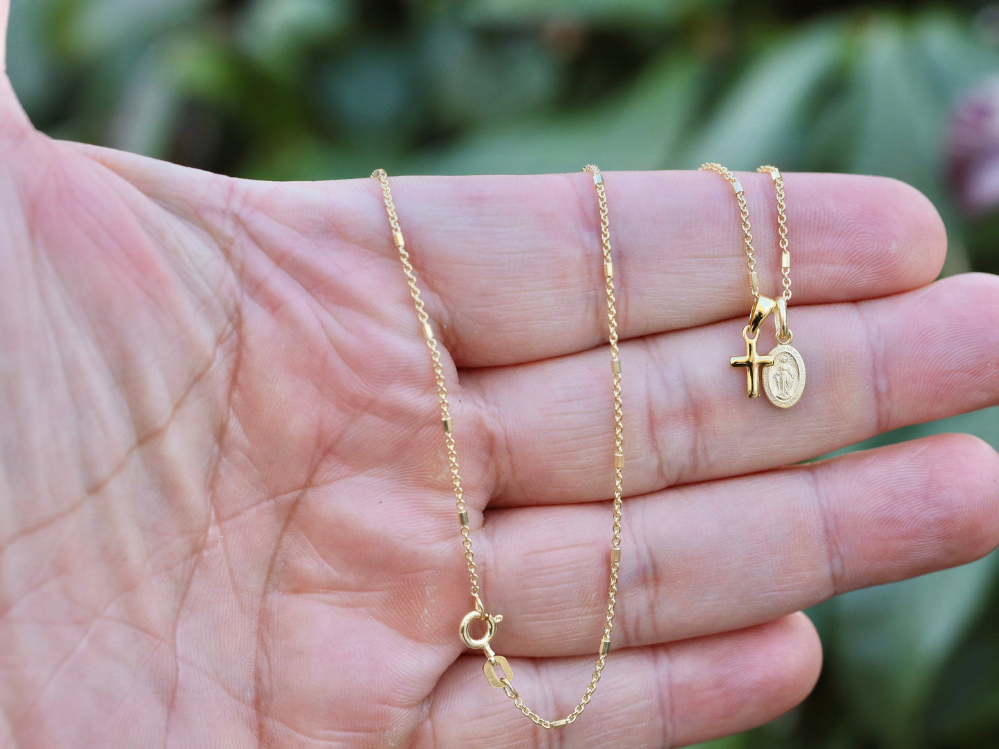 Minimalistisches vergoldetes Schmuckset – Mini-Kreuz-Anhänger, Miraculous-Medaille und Kreuz-Ohrringe – katholisches Set aus Sterlingsilber 925 in Petite-Größe