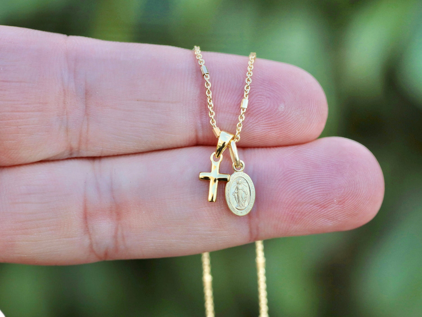 Minimalistisches vergoldetes Schmuckset – Mini-Kreuz-Anhänger, Miraculous-Medaille und Kreuz-Ohrringe – katholisches Set aus Sterlingsilber 925 in Petite-Größe