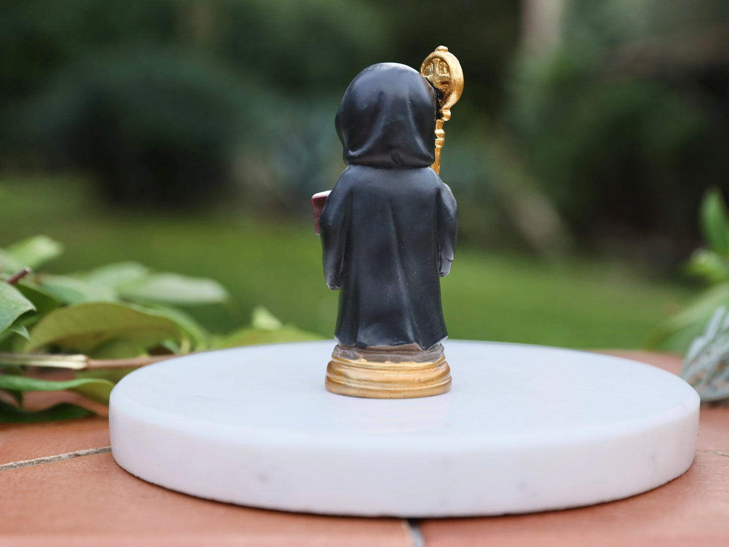 Estatua en miniatura de San Benito -Figura de resina de 9 cm para colección de bebés infantiles, regalo perfecto de cumpleaños, Navidad o comunión