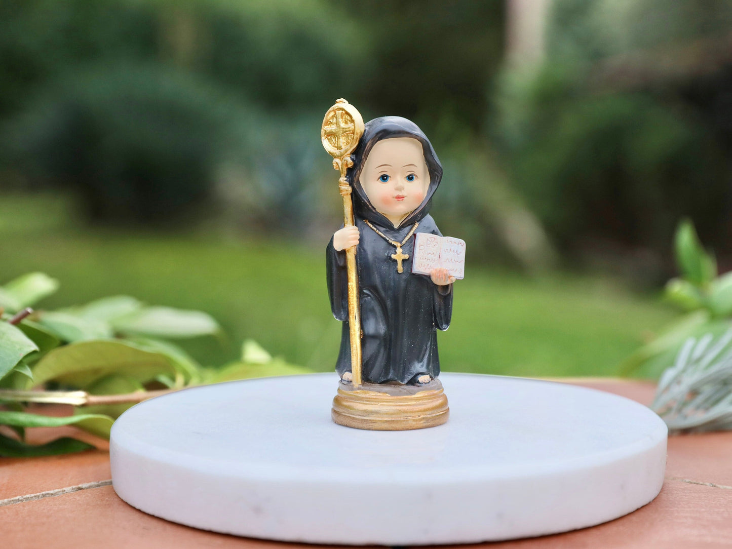 Estatua en miniatura de San Benito -Figura de resina de 9 cm para colección de bebés infantiles, regalo perfecto de cumpleaños, Navidad o comunión