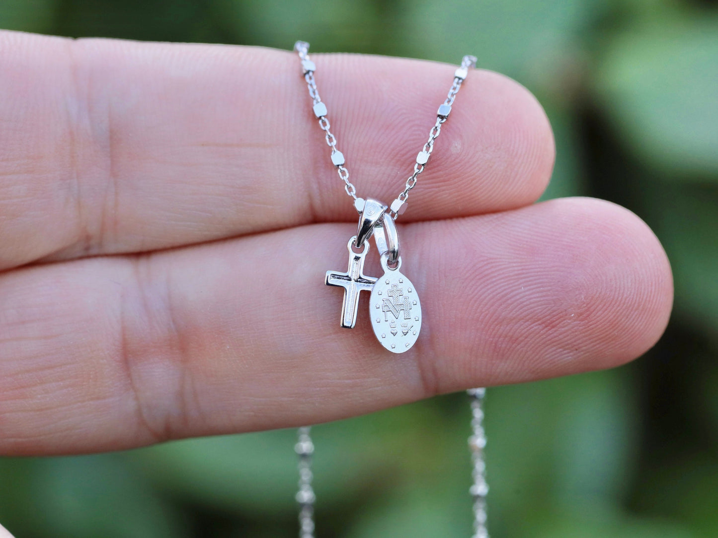Delicado conjunto de joyería católica con colgante de cruz pequeña, medalla milagrosa y aretes de cruz - estilo minimalista en plata de ley, muy pequeño