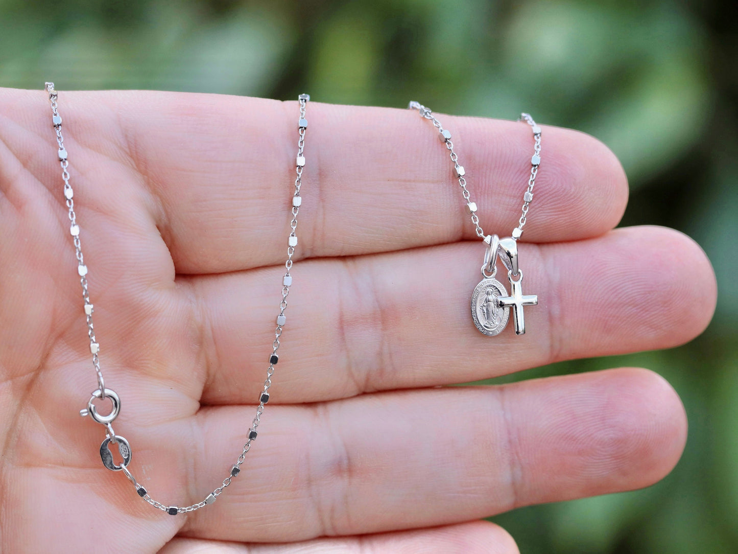 Delicado conjunto de joyería católica con colgante de cruz pequeña, medalla milagrosa y aretes de cruz - estilo minimalista en plata de ley, muy pequeño