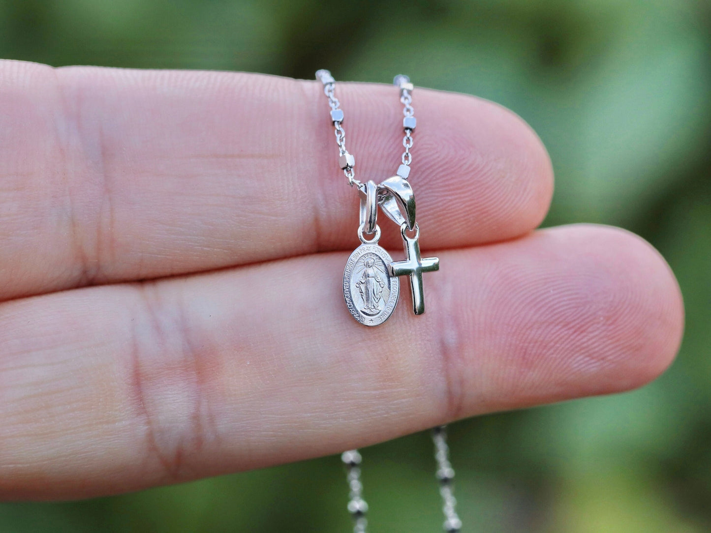 Delicado conjunto de joyería católica con colgante de cruz pequeña, medalla milagrosa y aretes de cruz - estilo minimalista en plata de ley, muy pequeño