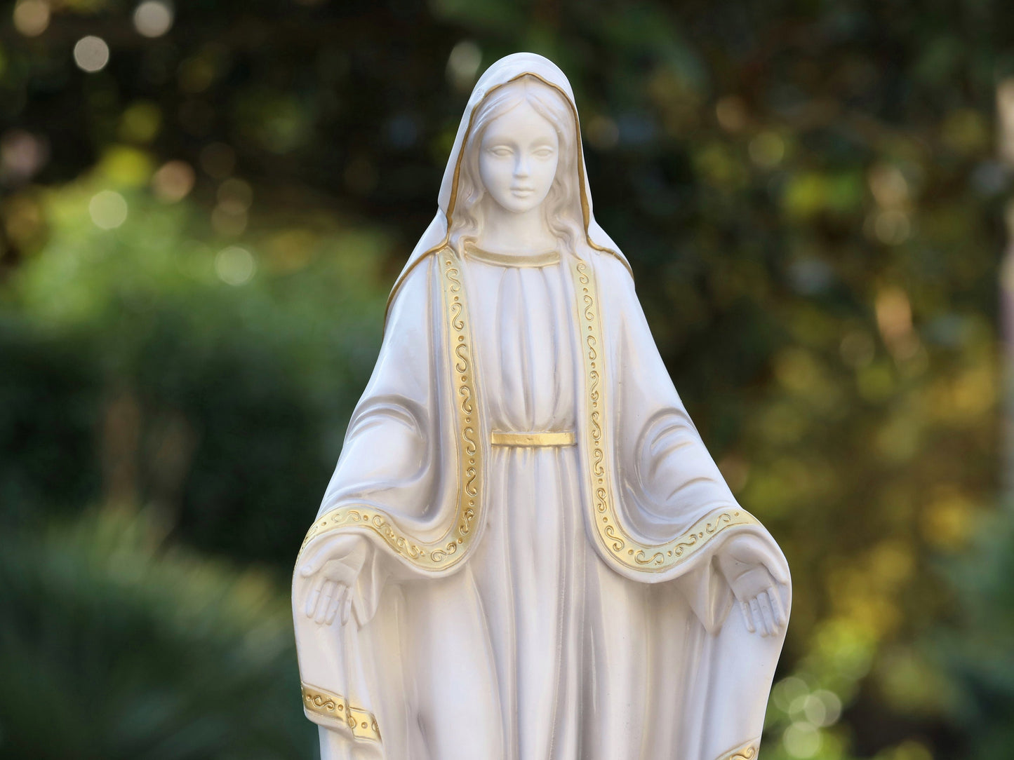 Elegante Estatua de Mármol para Exterior de Nuestra Señora de Gracia - 40 cm de Alto - Ideal para Jardín, Cementerio o Altar del Hogar, entrega urgente incluida,