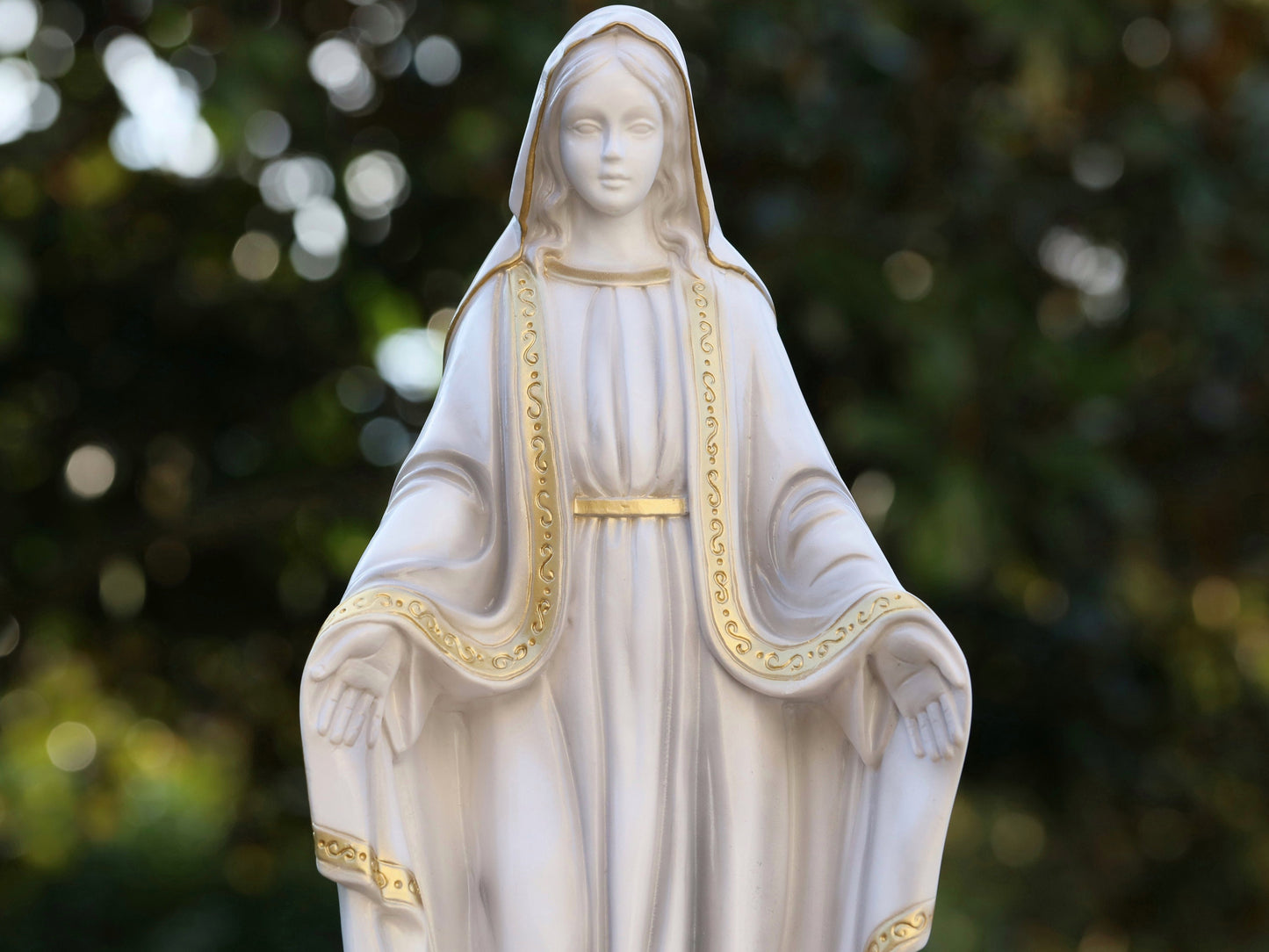 Elegante Estatua de Mármol para Exterior de Nuestra Señora de Gracia - 40 cm de Alto - Ideal para Jardín, Cementerio o Altar del Hogar, entrega urgente incluida,