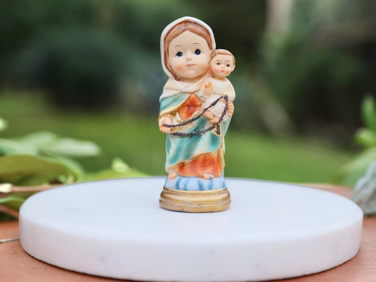 Estatua en miniatura pintada al óleo de Nuestra Señora del Rosario | Perfecto para niños católicos y coleccionistas | Tamaño 9 cm Virgen María con el Niño Jesús