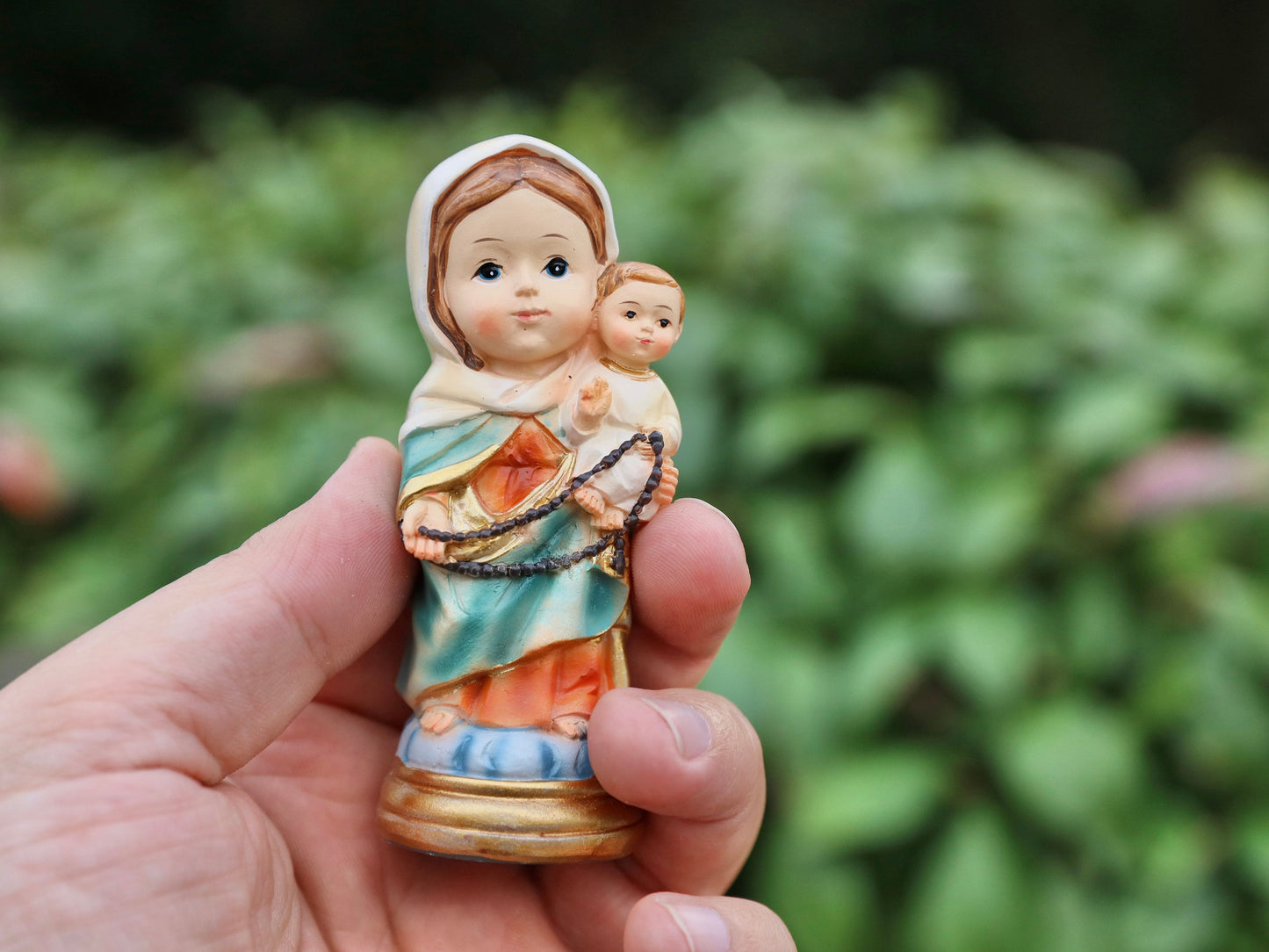 Estatua en miniatura pintada al óleo de Nuestra Señora del Rosario | Perfecto para niños católicos y coleccionistas | Tamaño 9 cm Virgen María con el Niño Jesús