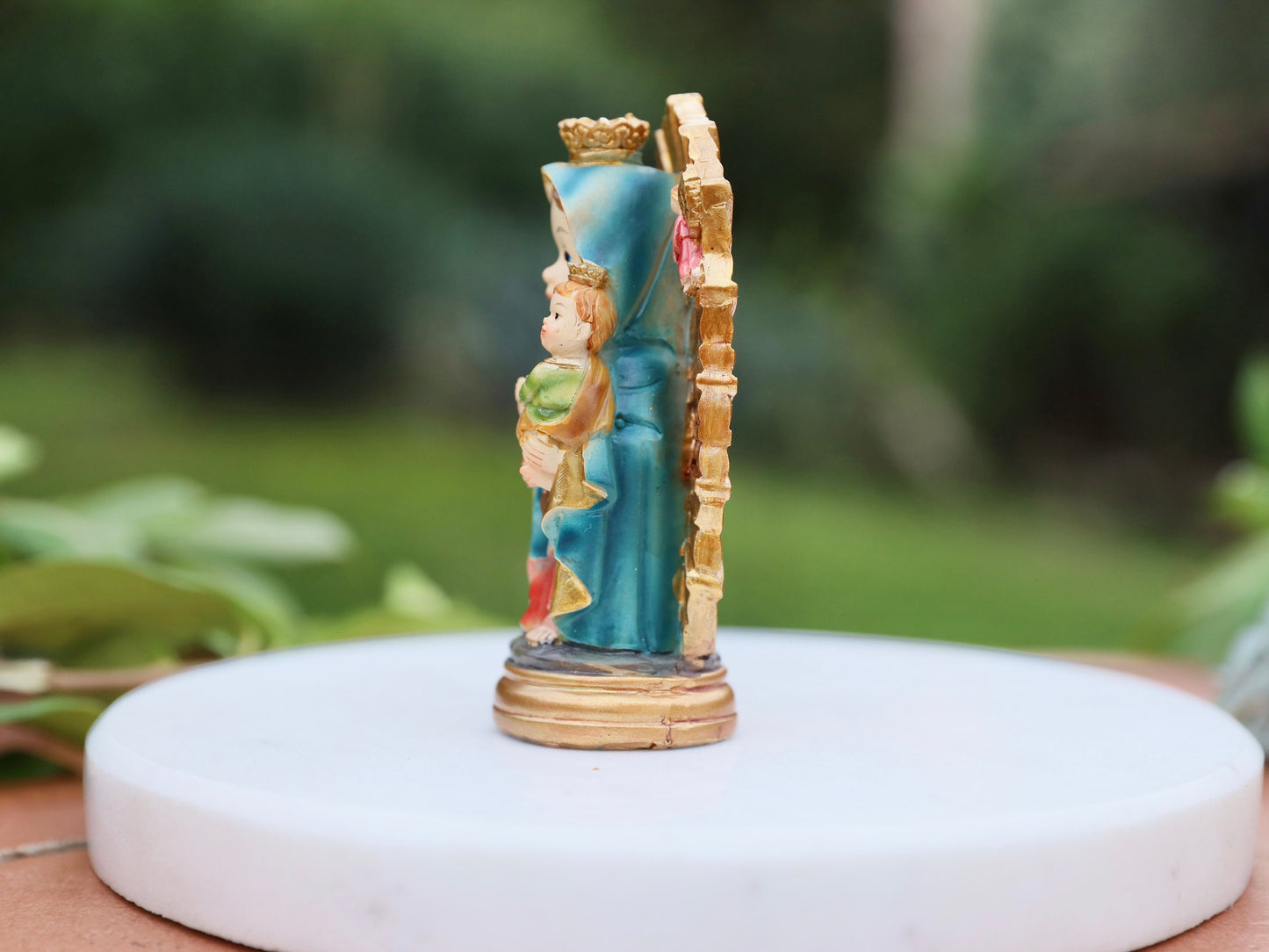 Estatua Religiosa Minimalista - Nuestra Señora del PERPETUO Socorro con el Niño Jesús - Pintada a mano - 9 cm - Altar Católico del Hogar
