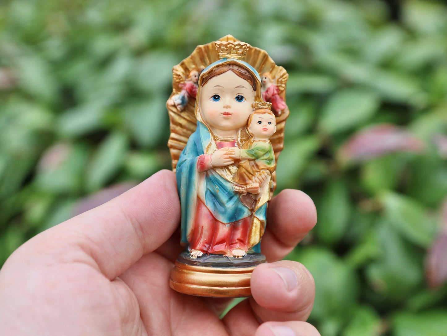Estatua Religiosa Minimalista - Nuestra Señora del PERPETUO Socorro con el Niño Jesús - Pintada a mano - 9 cm - Altar Católico del Hogar