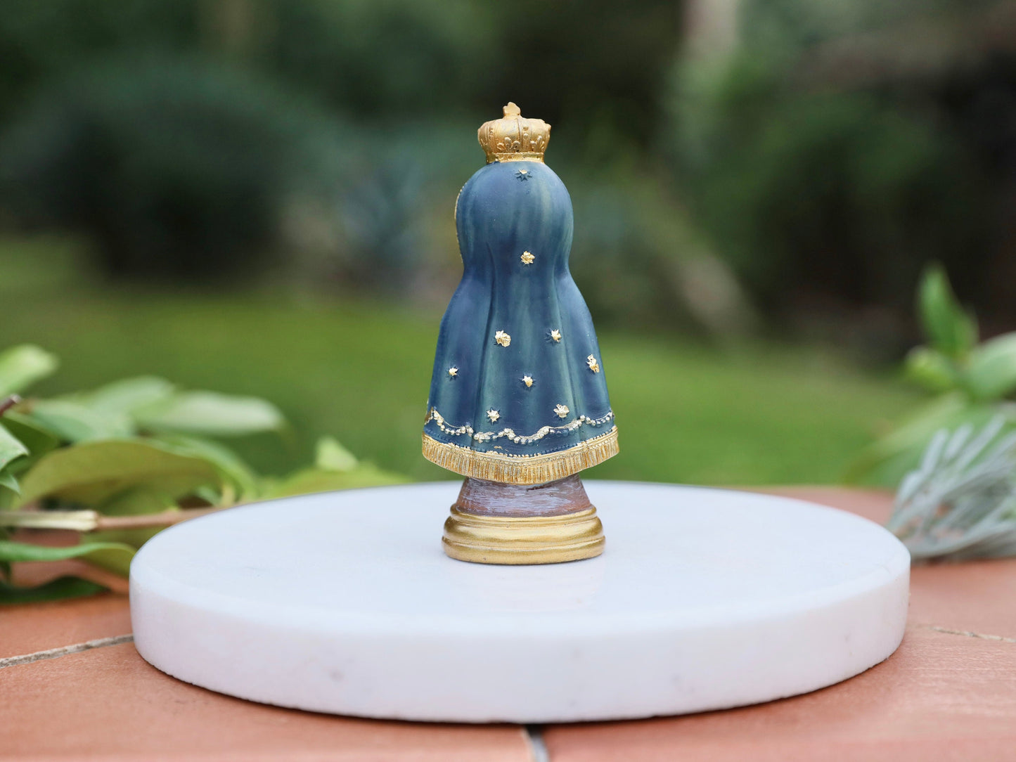 Estatua en miniatura de Nuestra Señora Apriceada pintada a mano - 9 cm, estilo religioso minimalista