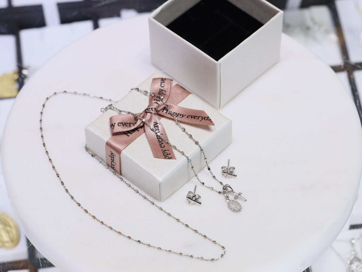Delicado conjunto de joyería católica con colgante de cruz pequeña, medalla milagrosa y aretes de cruz - estilo minimalista en plata de ley, muy pequeño