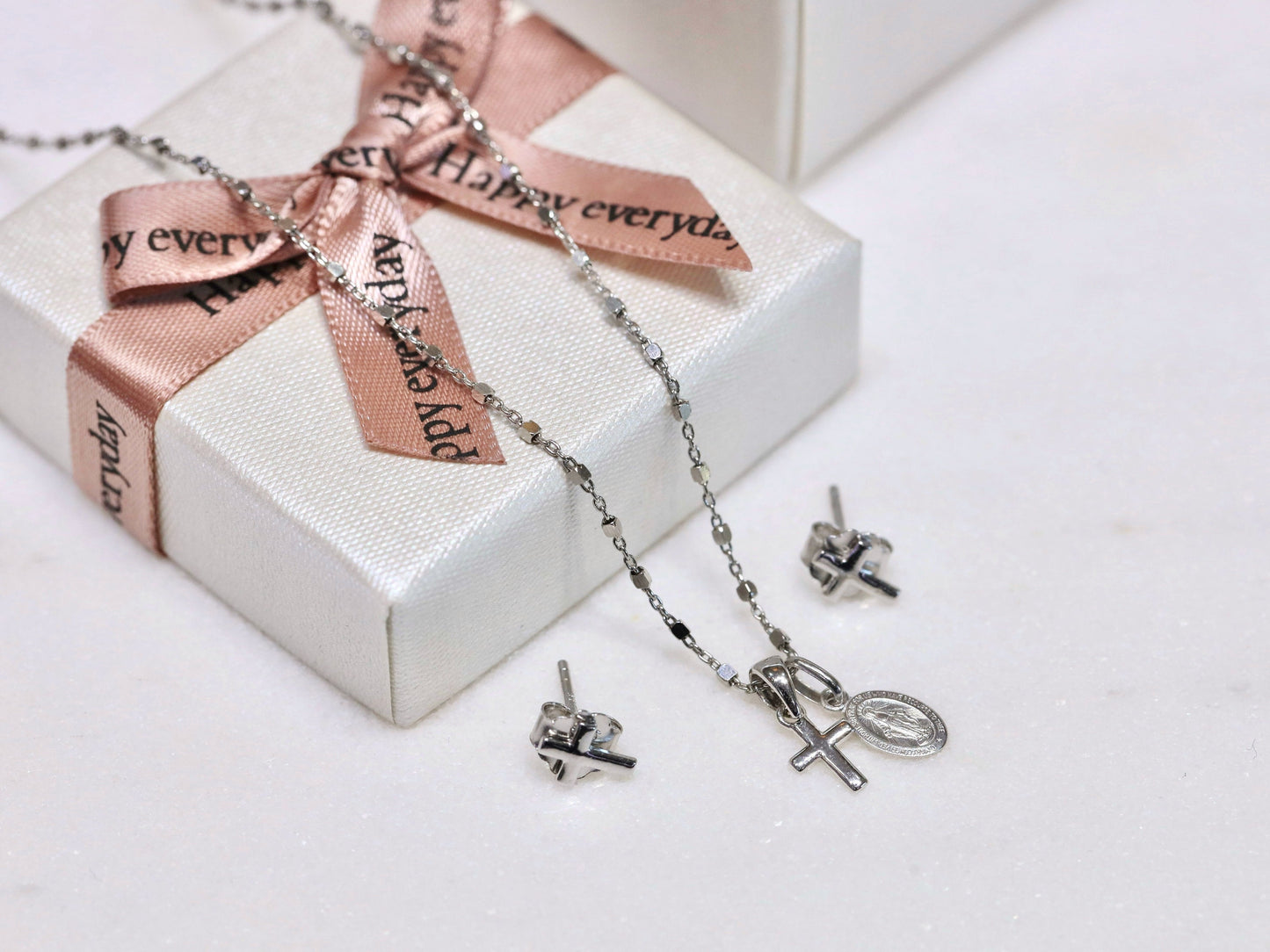 Delicado conjunto de joyería católica con colgante de cruz pequeña, medalla milagrosa y aretes de cruz - estilo minimalista en plata de ley, muy pequeño
