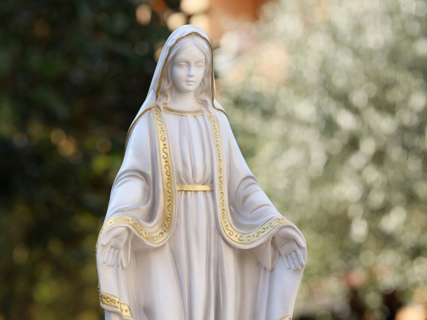Elegante Estatua de Mármol para Exterior de Nuestra Señora de Gracia - 40 cm de Alto - Ideal para Jardín, Cementerio o Altar del Hogar, entrega urgente incluida,