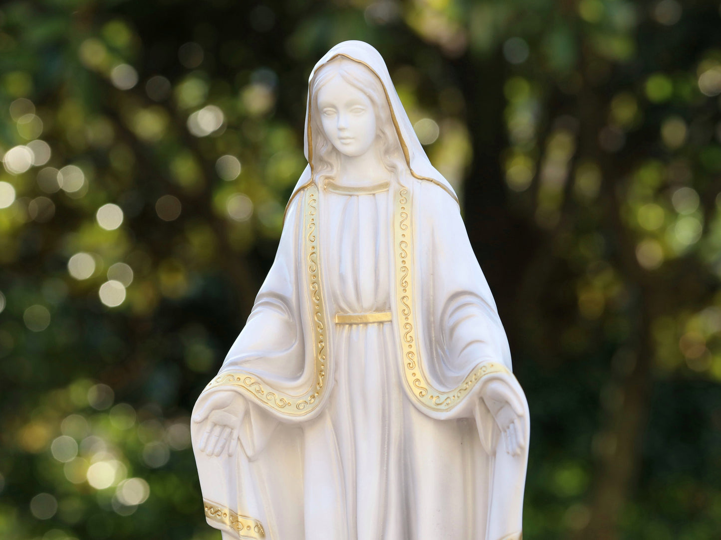 Elegante Estatua de Mármol para Exterior de Nuestra Señora de Gracia - 40 cm de Alto - Ideal para Jardín, Cementerio o Altar del Hogar, entrega urgente incluida,