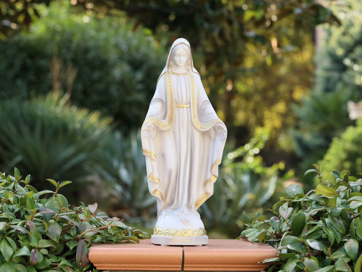 Elegante Estatua de Mármol para Exterior de Nuestra Señora de Gracia - 40 cm de Alto - Ideal para Jardín, Cementerio o Altar del Hogar, entrega urgente incluida,