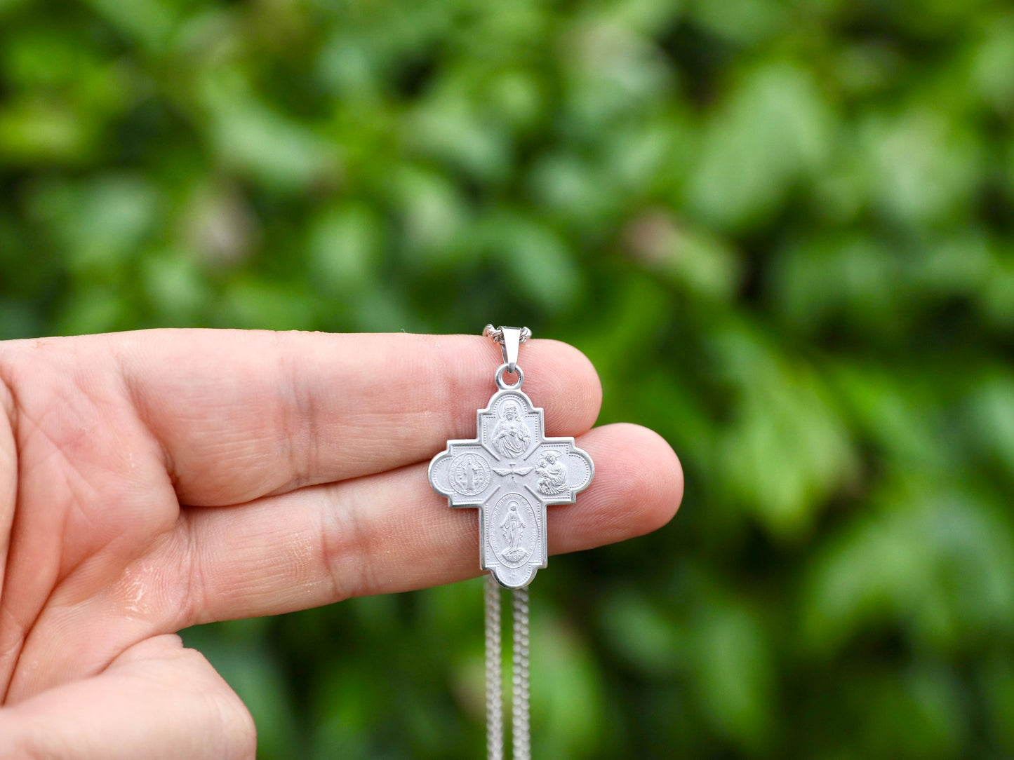 Cruz de 4 vías con múltiples santos | Plata de ley chapada en rodio | Joyería Devocional Católica