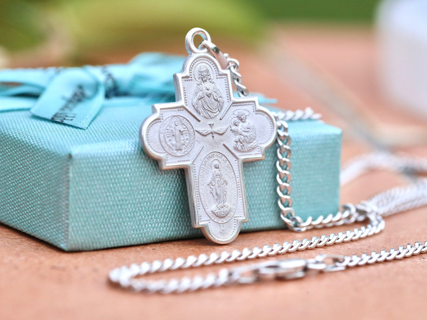 Cruz de 4 vías con múltiples santos | Plata de ley chapada en rodio | Joyería Devocional Católica