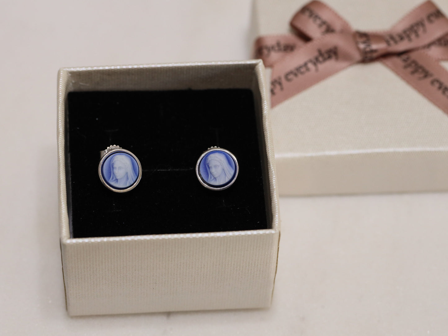 Pendientes Virgen María Camafeo Azul - Tachuelas de Plata de Ley - Regalo Ideal para Comunión, Cumpleaños, Navidad