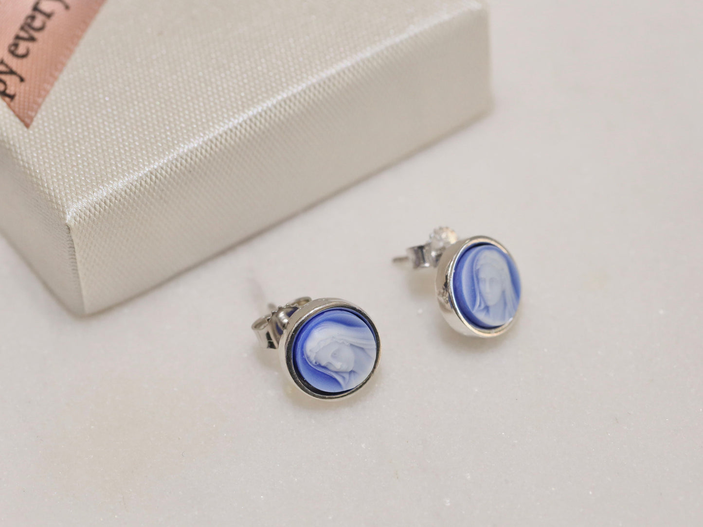 Pendientes Virgen María Camafeo Azul - Tachuelas de Plata de Ley - Regalo Ideal para Comunión, Cumpleaños, Navidad