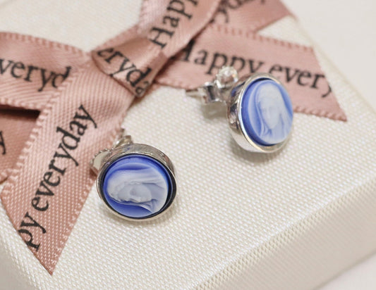 Pendientes Virgen María Camafeo Azul - Tachuelas de Plata de Ley - Regalo Ideal para Comunión, Cumpleaños, Navidad