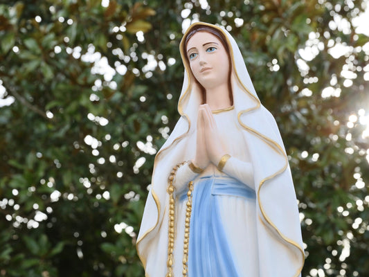 Hermosa estatua de la Virgen María de Lourdes en polvo de mármol de 80 cm para el altar del hogar - Resistente al agua e ideal para exteriores, estatua de 31,5 pulgadas