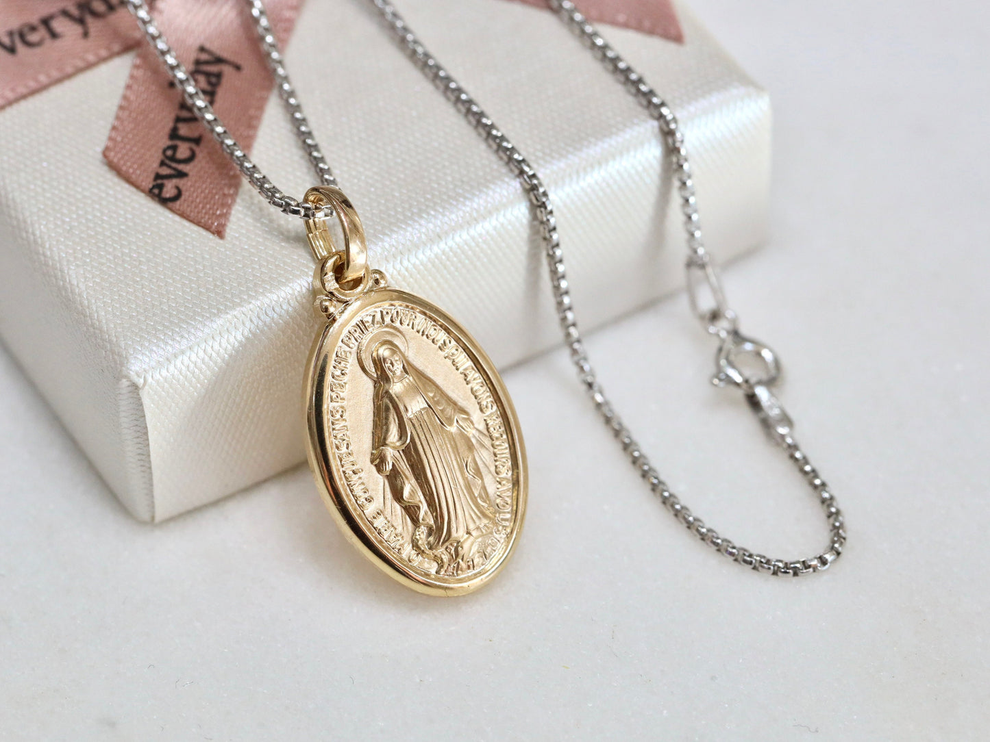 Auténtica Medalla Milagrosa chapada en oro de 24 quilates | 19x15mm | Textura satinada | Colgante católico | Colgante unisex de tamaño mediano Nuestra Señora de Gracia