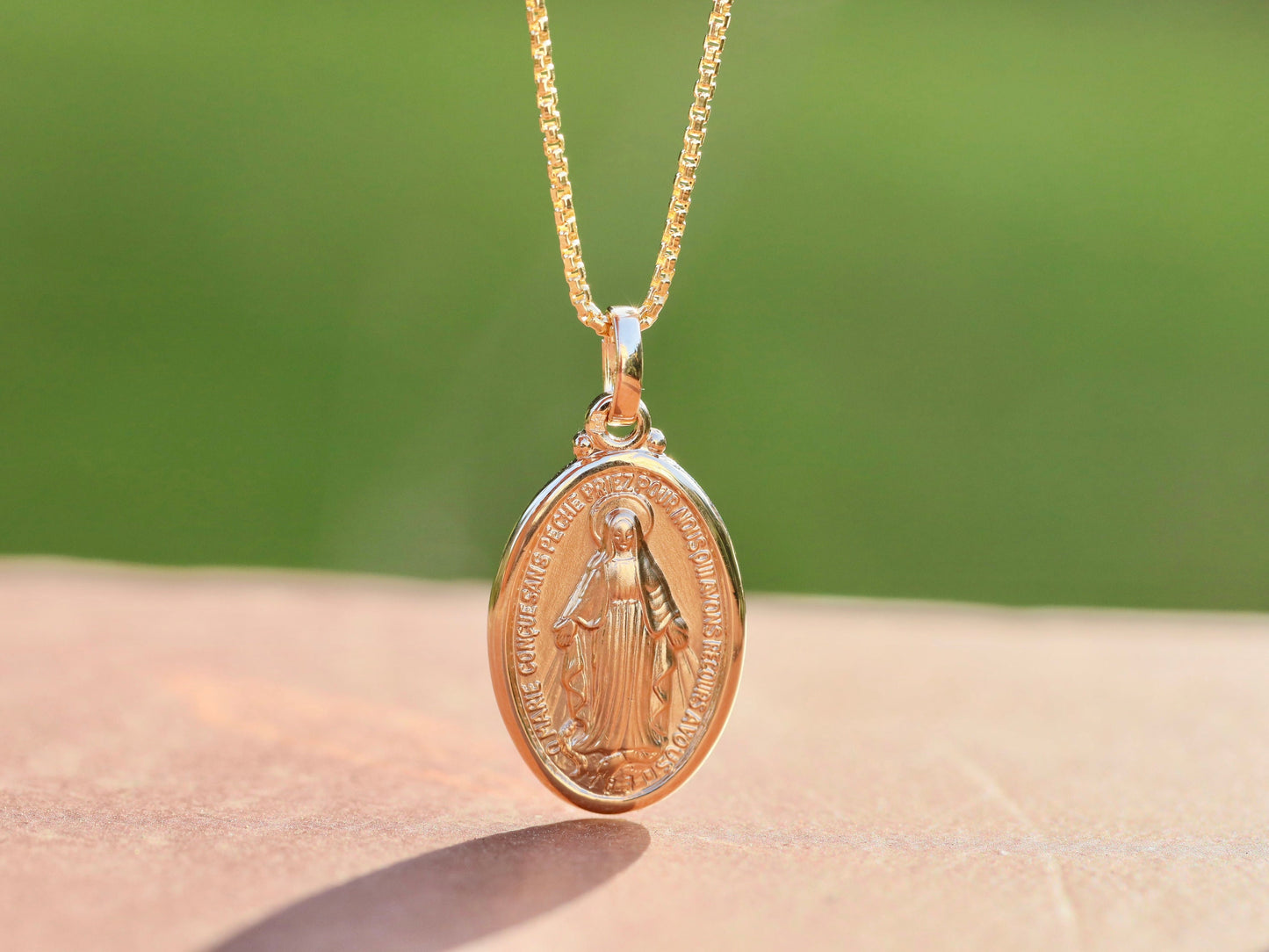 Auténtica Medalla Milagrosa chapada en oro de 24 quilates | 19x15mm | Textura satinada | Colgante católico | Colgante unisex de tamaño mediano Nuestra Señora de Gracia