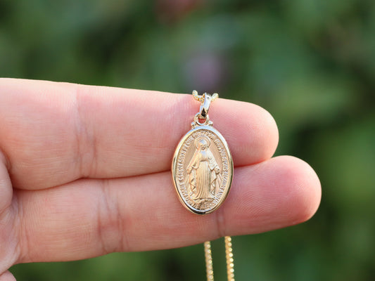 Auténtica Medalla Milagrosa chapada en oro de 24 quilates | 19x15mm | Textura satinada | Colgante católico | Colgante unisex de tamaño mediano Nuestra Señora de Gracia