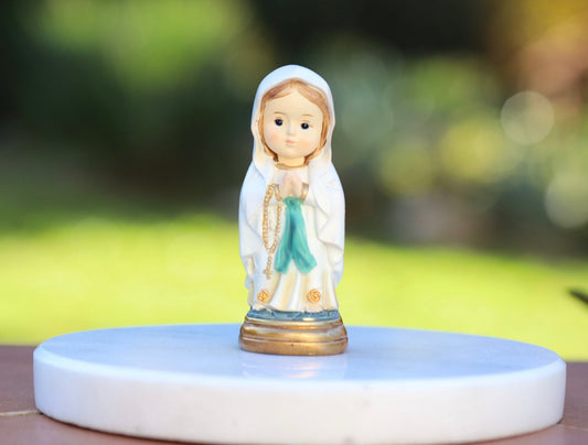 Miniaturstatue Unserer Lieben Frau von Lourdes, Harzstatue der Jungfrau Maria von Lourdes, Baby-Sammlung von Heiligen, Miniaturstatue von Medjugorje