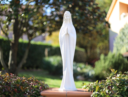 Statue Unserer Lieben Frau von Medjugorje aus massivem Marmorpulver, Gartenkönigin des Friedens, weiße Jungfrau Maria im Freien, Hausaltar Mutter Maria