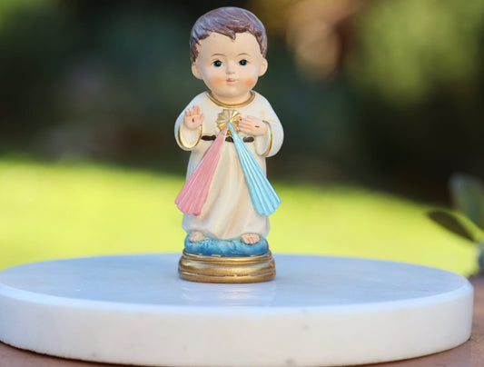 Miniaturstatue der Göttlichen Barmherzigkeit Jesu. Harzstatue der Babykollektion der Barmherzigkeit Gottes, kleine Statue von Jesus aus Medjugorje, handbemalt