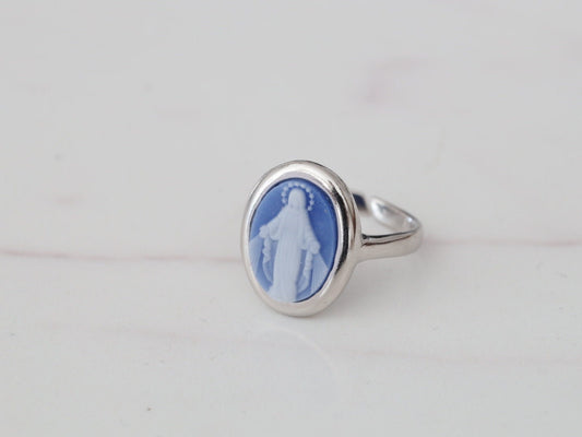 Kamee-Ring Unserer Lieben Frau der Gnade, Ring im Cameo-Stil aus Sterlingsilber 925 mit blauem Achat, größenverstellbarer Ring Unserer Lieben Frau, verstellbarer Ring der Jungfrau Maria