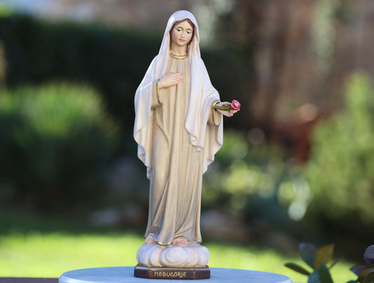 Handgeschnitzte Holzstatue Unserer Lieben Frau von Medjugorje, Holzstatue der Königin des Friedens, einzigartige 20-cm-Statue der Jungfrau Maria, Miniatur-Hausaltarstatue