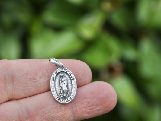 Medaille Unserer Lieben Frau von Guadalupe, Anhänger der Jungfrau Maria von Guadalupe aus Sterlingsilber 925, Anhänger aus Guadalupe-Antiksilber, Halskette für Frauen