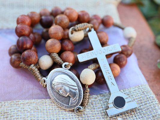 Handgefertigter Rosenkranz, Rosenkranz aus Holz, Medjugorje-Reliquien-Rosenkranz, Krizevac-Boden-Rosenkranz, Palisander-Rosenkranz, katholisches Geschenk, traditioneller Rosenkranz für Frauen