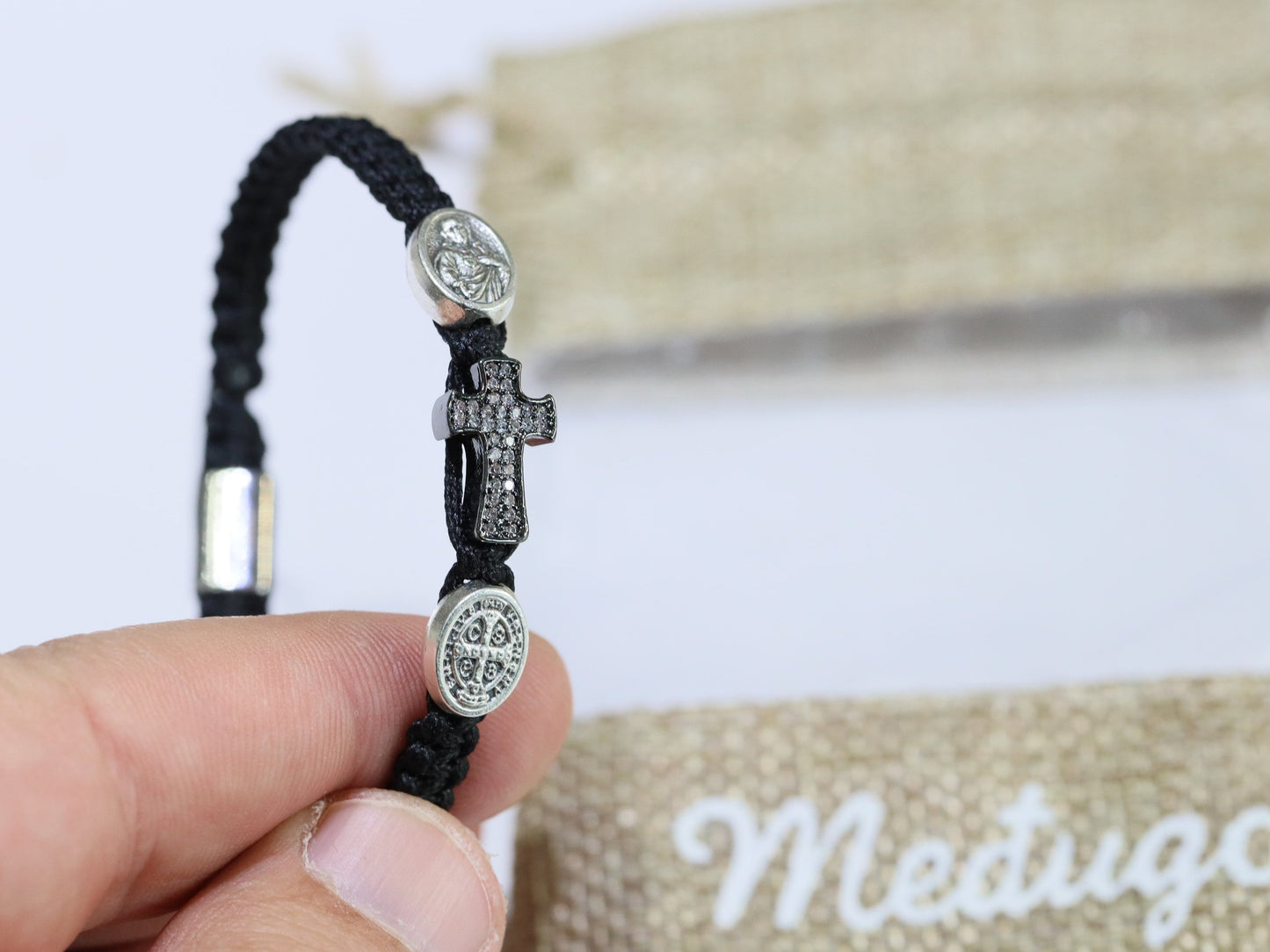 Pulsera con San Benito y medalla escapulario, pulsera cruzada con santos católicos, pulsera hecha a mano, pulsera sencilla y delicada con cruz